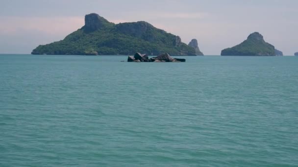 Gruppe von Inseln im Ozean im ang thong National Marine Park in der Nähe des touristischen Samui Paradise Tropical Resort. Archipel im Golf von Thailand. idyllische türkisfarbene Meer natürlichen Hintergrund mit Kopierraum — Stockvideo