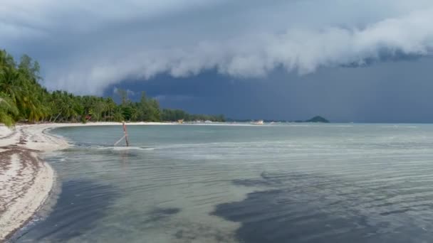 Ondulação mar azul, costa arenosa de Koh Samui Island durante a estação chuvosa, Tailândia. Furacão e aviso de tempestade na exótica praia oceânica tropical. Vento rápido e nuvens sinistras. Trovoada de tufão de perigo — Vídeo de Stock