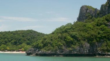 Ang Thong Ulusal Deniz Parkı 'nda, Samui Cennet Turistik Tesisi' nin yanındaki bir grup ada. Tayland Körfezi 'nde takımadalar. Idyllic turkuaz deniz doğal arka planı kopyalama alanı ile