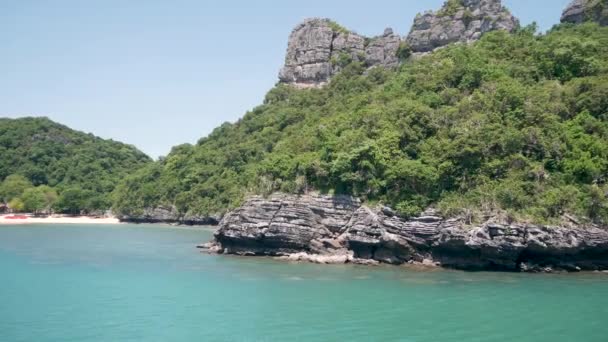 Skupina ostrovů v oceánu v Ang Thong Národního mořního parku v blízkosti turistického ráje Samui tropické letovisko. Souostroví v Thajském zálivu. Idylické tyrkysové moře přírodní pozadí s kopírovacím prostorem — Stock video