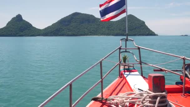 Group of Islands in ocean at Ang Thong National Marine Park. Archipelago in the Gulf of Thailand. Idyllic turquoise sea natural background with copy space. Waving flag as national symbol on the boat. — Stock Video