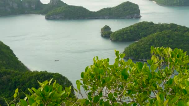 Ptačí oko panoramatický letecký pohled na ostrovy v oceánu v Ang Thong Národního mořního parku v blízkosti turistického ráje Samui tropické letovisko. Souostroví v Thajském zálivu. Idylické přírodní pozadí — Stock video