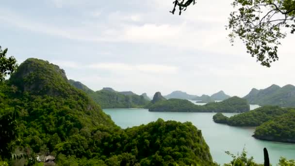 Ptačí oko panoramatický letecký pohled na ostrovy v oceánu v Ang Thong Národního mořního parku v blízkosti turistického ráje Samui tropické letovisko. Souostroví v Thajském zálivu. Idylické přírodní pozadí — Stock video