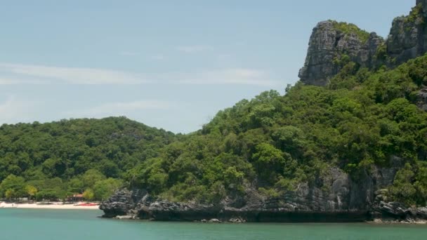 Skupina ostrovů v oceánu v Ang Thong Národního mořního parku v blízkosti turistického ráje Samui tropické letovisko. Souostroví v Thajském zálivu. Idylické tyrkysové moře přírodní pozadí s kopírovacím prostorem — Stock video