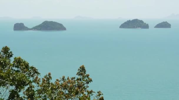 Cinco islas hermanas en una superficie de agua serena. Encantador paisaje, vegetación y aguas profundas y tranquilas, Samui Tailandia. Relájese vacaciones vacaciones vacaciones concepto de resort. Ojo de pájaro vista aérea panorámica drone vista superior — Vídeo de stock