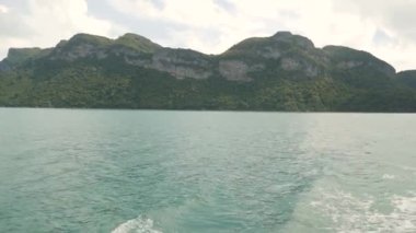 Ang Thong Ulusal Deniz Parkı 'nda, Samui Cennet Turistik Tesisi' nin yanındaki bir grup ada. Tayland Körfezi 'nde takımadalar. Idyllic turkuaz deniz doğal arka planı kopyalama alanı ile