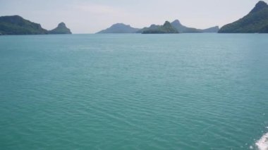 Ang Thong Ulusal Deniz Parkı 'nda, Samui Cennet Turistik Tesisi' nin yanındaki bir grup ada. Tayland Körfezi 'nde takımadalar. Idyllic turkuaz deniz doğal arka planı kopyalama alanı ile