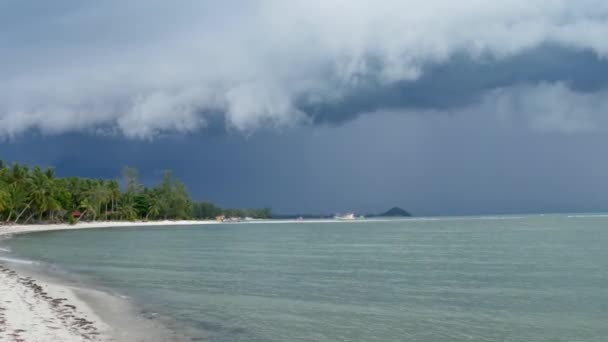 Vlnící se modré moře, písčité pobřeží ostrova Koh Samui během období dešťů, Thajsko. Hurikán a varování před bouří na exotické tropické pláži. Rychlý vítr a zlověstné mraky. Nebezpečná tajfun bouřka — Stock video
