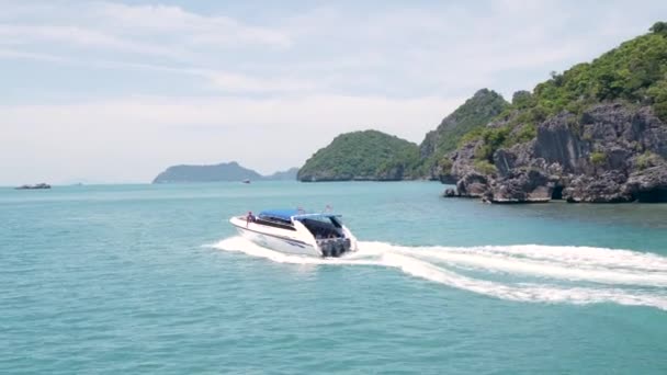 Gruppo di isole in oceano a Ang Thong Parco Nazionale Marino vicino turistico Samui paradiso tropicale resort. Arcipelago nel Golfo di Thailandia. Idilliaco turchese mare sfondo naturale con barca — Video Stock