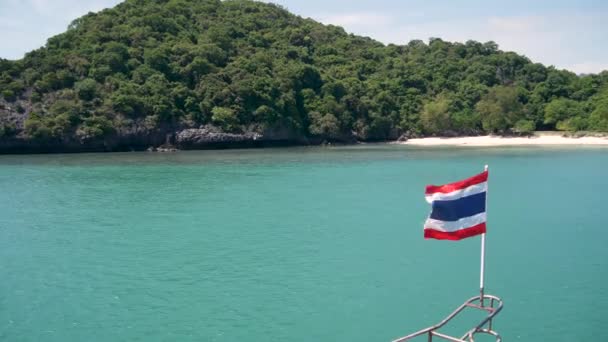 Grupo de ilhas no oceano em Ang Thong National Marine Park. Arquipélago no Golfo da Tailândia. Mar azul-esverdeado idílico fundo natural com espaço de cópia. Acenando bandeira como símbolo nacional no barco . — Vídeo de Stock