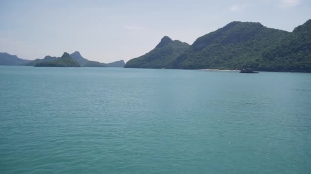 Grupp av öar i havet vid Ang Thong National Marine Park nära turistiska Samui paradis tropiska resort. Skärgård i Thailändska viken. Idyllisk turkos havet naturlig bakgrund med kopia utrymme — Stockvideo