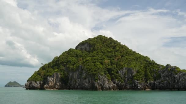 Groupe d'îles dans l'océan à Ang Thong National Marine Park près touristique Samui paradis station tropicale. Archipel dans le golfe de Thaïlande. Idyllique turquoise mer fond naturel avec espace de copie — Video