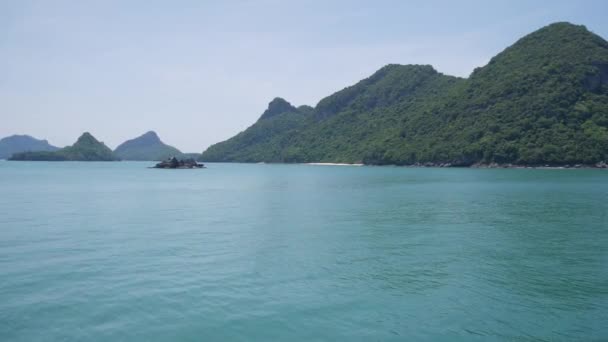 Grupp av öar i havet vid Ang Thong National Marine Park nära turistiska Samui paradis tropiska resort. Skärgård i Thailändska viken. Idyllisk turkos havet naturlig bakgrund med kopia utrymme — Stockvideo