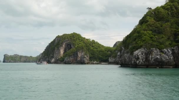 Gruppe von Inseln im Ozean im ang thong National Marine Park in der Nähe des touristischen Samui Paradise Tropical Resort. Archipel im Golf von Thailand. idyllische türkisfarbene Meer natürlichen Hintergrund mit Kopierraum — Stockvideo