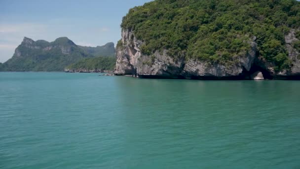 Grupa wysp w oceanie w Ang Thong National Marine Park w pobliżu turystycznego Samui raju tropikalnego kurortu. Archipelag w Zatoce Tajlandzkiej. Idylliczne turkusowe morze naturalne tło z miejsca kopiowania — Wideo stockowe