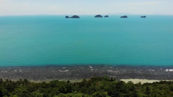 Huzurlu su yüzeyindeki beş kardeş adası. Büyüleyici manzara, yeşillik ve derin sakin su, Samui Tayland. Seyahat tatil beldesi konseptini gevşet. Kuş gözü panoramik hava aracı üst görünümü — Stok video