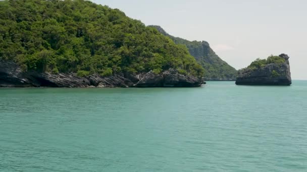 Grupa wysp w oceanie w Ang Thong National Marine Park w pobliżu turystycznego Samui raju tropikalnego kurortu. Archipelag w Zatoce Tajlandzkiej. Idylliczne turkusowe morze naturalne tło z miejsca kopiowania — Wideo stockowe