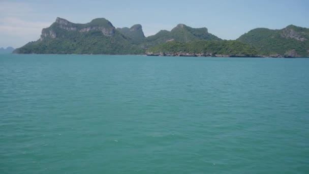 Grupa wysp w oceanie w Ang Thong National Marine Park w pobliżu turystycznego Samui raju tropikalnego kurortu. Archipelag w Zatoce Tajlandzkiej. Idylliczne turkusowe morze naturalne tło z miejsca kopiowania — Wideo stockowe