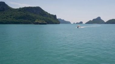 Ang Thong Ulusal Deniz Parkı 'nda, Samui Cennet Turistik Tesisi' nin yanındaki bir grup ada. Tayland Körfezi 'nde takımadalar. Idyllic turkuaz tekne ile doğal deniz arka planı