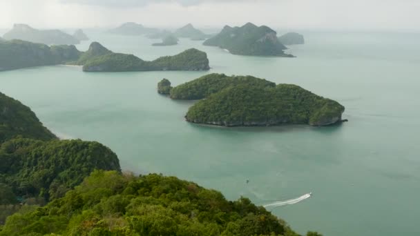 Madárszem panorámás légi kilátás szigetek óceán Ang Thong Nemzeti Tengeri Park közelében turisztikai Samui paradicsom trópusi üdülőhely. Szigetcsoport a Thaiföldi öbölben. Idilli természeti háttér — Stock videók