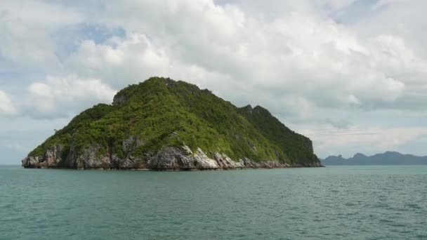 Группа островов в океане в Национальном морском парке Анг Тонг рядом с туристическим самуйским райским тропическим курортом. Архипелаг в Таиланде. Идиллический бирюзовый морской естественный фон с пространством для копирования — стоковое видео