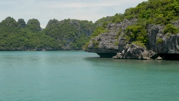 Gruppe von Inseln im Ozean im ang thong National Marine Park in der Nähe des touristischen Samui Paradise Tropical Resort. Archipel im Golf von Thailand. idyllische türkisfarbene Meer natürlichen Hintergrund mit Kopierraum — Stockvideo