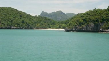 Ang Thong Ulusal Deniz Parkı 'nda, Samui Cennet Turistik Tesisi' nin yanındaki bir grup ada. Tayland Körfezi 'nde takımadalar. Idyllic turkuaz deniz doğal arka planı kopyalama alanı ile