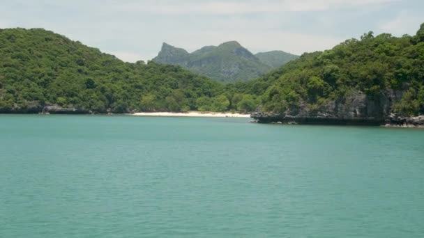 Skupina ostrovů v oceánu v Ang Thong Národního mořního parku v blízkosti turistického ráje Samui tropické letovisko. Souostroví v Thajském zálivu. Idylické tyrkysové moře přírodní pozadí s kopírovacím prostorem — Stock video