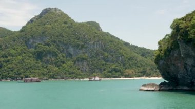 Ang Thong Ulusal Deniz Parkı 'nda, Samui Cennet Turistik Tesisi' nin yanındaki bir grup ada. Tayland Körfezi 'nde takımadalar. Idyllic turkuaz deniz doğal arka planı kopyalama alanı ile