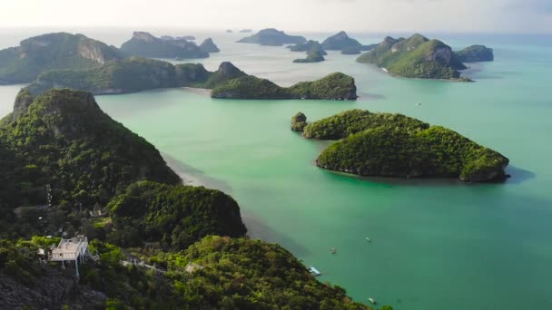 Oiseau vue aérienne panoramique sur les îles de l'océan au parc marin national Ang Thong près de Samui paradis touristique station tropicale. Archipel dans le golfe de Thaïlande. Fond naturel idyllique