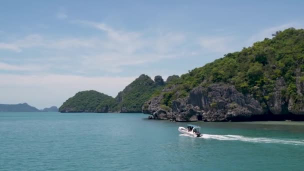 Inselgruppe im Meer im Ang Thong National Marine Park in der Nähe des tropischen Urlaubsparadieses Samui. Archipel im Golf von Thailand. Idyllische türkisfarbene Meer natürlichen Hintergrund mit Boot — Stockvideo