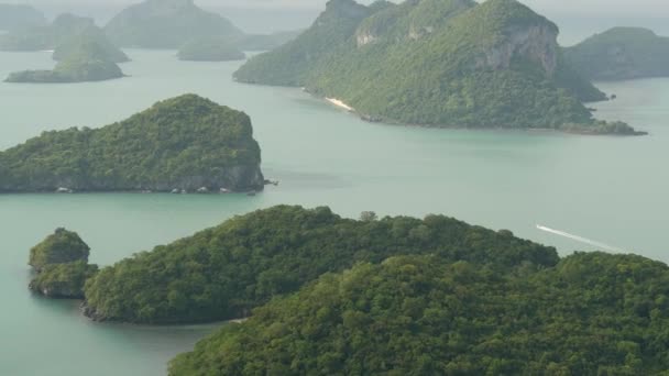 Bird eye panoramisch uitzicht vanuit de lucht op de eilanden in de oceaan bij Ang Thong National Marine Park in de buurt van toeristische Samui paradijs tropische resort. Archipel in de Golf van Thailand. Idyllische natuurlijke achtergrond — Stockvideo