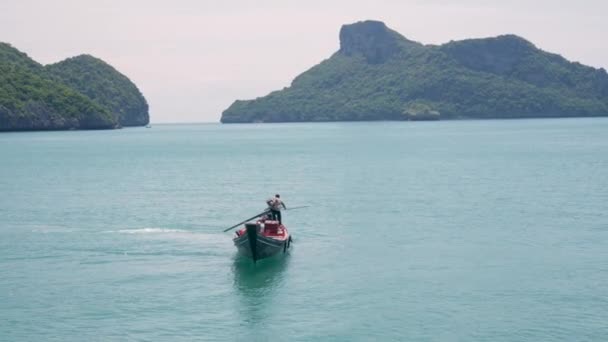 Inselgruppe im Meer im Ang Thong National Marine Park in der Nähe des tropischen Urlaubsparadieses Samui. Archipel im Golf von Thailand. Idyllische türkisfarbene Meer natürlichen Hintergrund mit Boot — Stockvideo