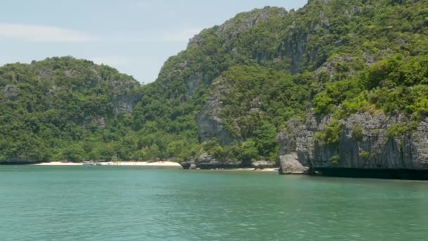 Gruppe von Inseln im Ozean im ang thong National Marine Park in der Nähe des touristischen Samui Paradise Tropical Resort. Archipel im Golf von Thailand. idyllische türkisfarbene Meer natürlichen Hintergrund mit Kopierraum — Stockvideo