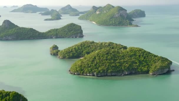 Bird eye panoramic aerial top view of Islands in ocean at Ang Thong National Marine Park near touristic Samui paradise tropical resort. Archipelago in the Gulf of Thailand. Idyllic natural background — Stock Video