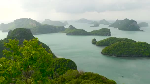 Ptačí oko panoramatický letecký pohled na ostrovy v oceánu v Ang Thong Národního mořního parku v blízkosti turistického ráje Samui tropické letovisko. Souostroví v Thajském zálivu. Idylické přírodní pozadí — Stock video