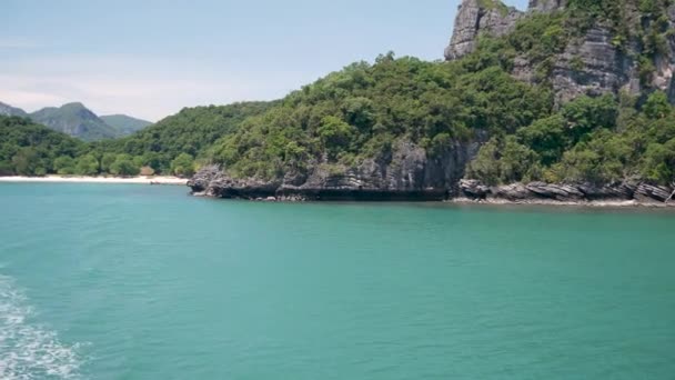 Skupina ostrovů v oceánu v Ang Thong Národního mořního parku v blízkosti turistického ráje Samui tropické letovisko. Souostroví v Thajském zálivu. Idylické tyrkysové moře přírodní pozadí s kopírovacím prostorem — Stock video