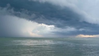 Dalgalı mavi deniz, Koh Samui Adası 'nın kumlu kıyıları. Tayland' da, yağmur mevsiminde. Egzotik tropikal okyanus sahilinde kasırga ve fırtına uyarısı. Hızlı rüzgar ve uğursuz bulutlar. Tehlike fırtınası fırtınası