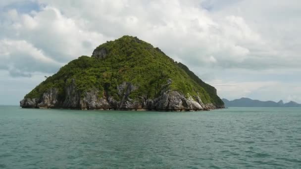 Группа островов в океане в Национальном морском парке Анг Тонг рядом с туристическим самуйским райским тропическим курортом. Архипелаг в Таиланде. Идиллический бирюзовый морской естественный фон с пространством для копирования — стоковое видео