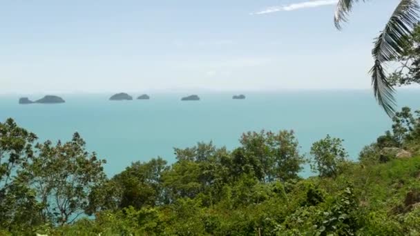 Cinco islas hermanas en una superficie de agua serena. Encantador paisaje, vegetación y aguas profundas y tranquilas, Samui Tailandia. Relájese vacaciones vacaciones vacaciones concepto de resort. Ojo de pájaro vista aérea panorámica drone vista superior — Vídeo de stock