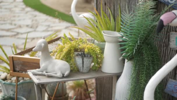 Gyönyörű retro dekoráció és kerti növények. Állítsa be vázák és kerámia figurák vintage stílusban díszítésére udvar. Modern stílusos háttér. — Stock videók