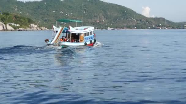 KOH TAO ISLAND, THAILAND - 29. červen 2019 Potápěčská loď plovoucí na hladině vlnící se moře v ráji exotického letoviska. Sportovní zábava pro turisty, potápění hluboko pod vodou s vybavením. — Stock video