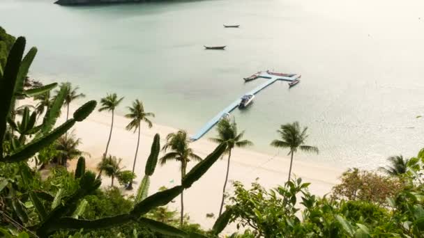 Спокойное море возле зеленых джунглей. Мирный океан с бирюзовой водой, белый песчаный берег в национальном парке Анг Тонг в Таиланде. Дождевые леса и камни. Пляж мечты, отдых и концепция отдыха — стоковое видео