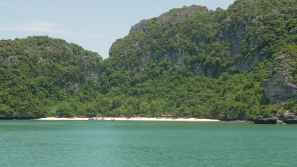 Skupina ostrovů v oceánu v Ang Thong Národního mořního parku v blízkosti turistického ráje Samui tropické letovisko. Souostroví v Thajském zálivu. Idylické tyrkysové moře přírodní pozadí s kopírovacím prostorem — Stock video