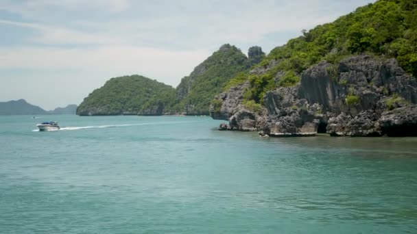 Inselgruppe im Meer im Ang Thong National Marine Park in der Nähe des tropischen Urlaubsparadieses Samui. Archipel im Golf von Thailand. Idyllische türkisfarbene Meer natürlichen Hintergrund mit Boot — Stockvideo