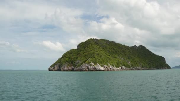 Група островів в океані в національному парку морської піхоти Енг-Тонг поблизу туристичного тропічного курорту Самуї. Архіпелаг в Тайській затоці. Ідилічний бірюзовий море природне тло з копіюванням простору — стокове відео