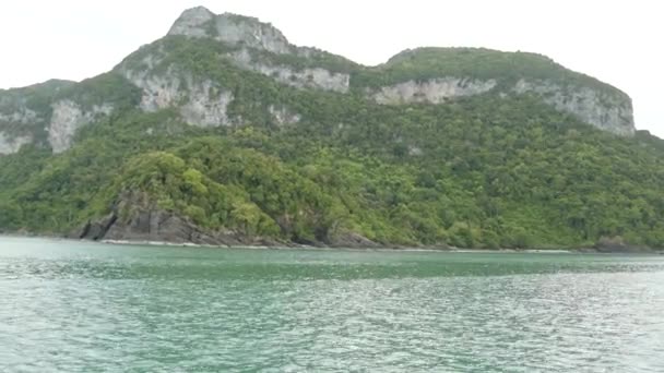 Skupina ostrovů v oceánu v Ang Thong Národního mořního parku v blízkosti turistického ráje Samui tropické letovisko. Souostroví v Thajském zálivu. Idylické tyrkysové moře přírodní pozadí s kopírovacím prostorem — Stock video