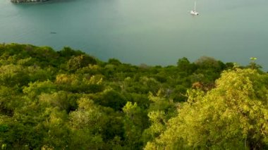 Ang Thong Ulusal Deniz Parkı 'ndaki Ang Thong Adaları' nın turistik Samui cenneti tropikal tatil beldesi yakınlarındaki kuş bakışı panoramik manzarası. Tayland Körfezi 'nde takımadalar. İdealik doğal arkaplan