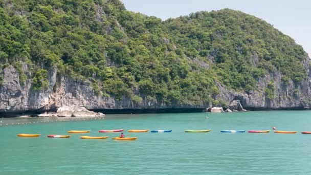 Islas en el océano en el Parque Marino Nacional Ang Thong cerca del turístico complejo tropical Samui Paradise. Fondo natural de mar turquesa idílico con espacio de copia. Kayaks y canoas deportivas coloridas — Vídeo de stock