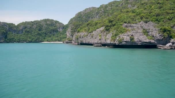 Grupp av öar i havet vid Ang Thong National Marine Park nära turistiska Samui paradis tropiska resort. Skärgård i Thailändska viken. Idyllisk turkos havet naturlig bakgrund med kopia utrymme — Stockvideo